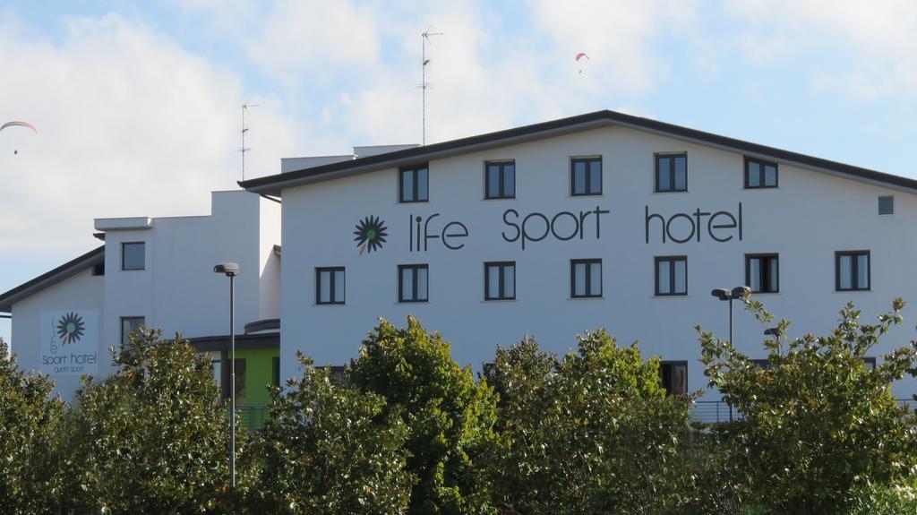 Life Sport Hotel Ментана Экстерьер фото